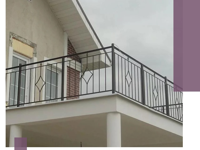 Изготовление балконных ограждений в Моршанске из металла и стекла